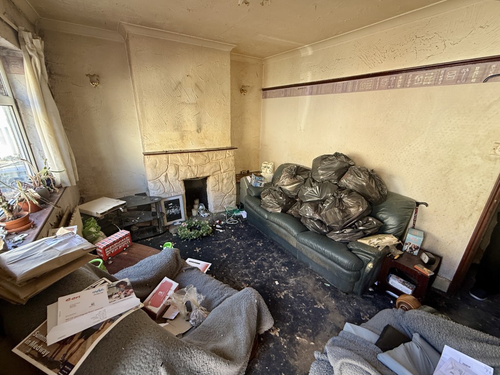 Lot: 169 - MID-TERRACE HOUSE FOR REFURBISHMENT - Living room